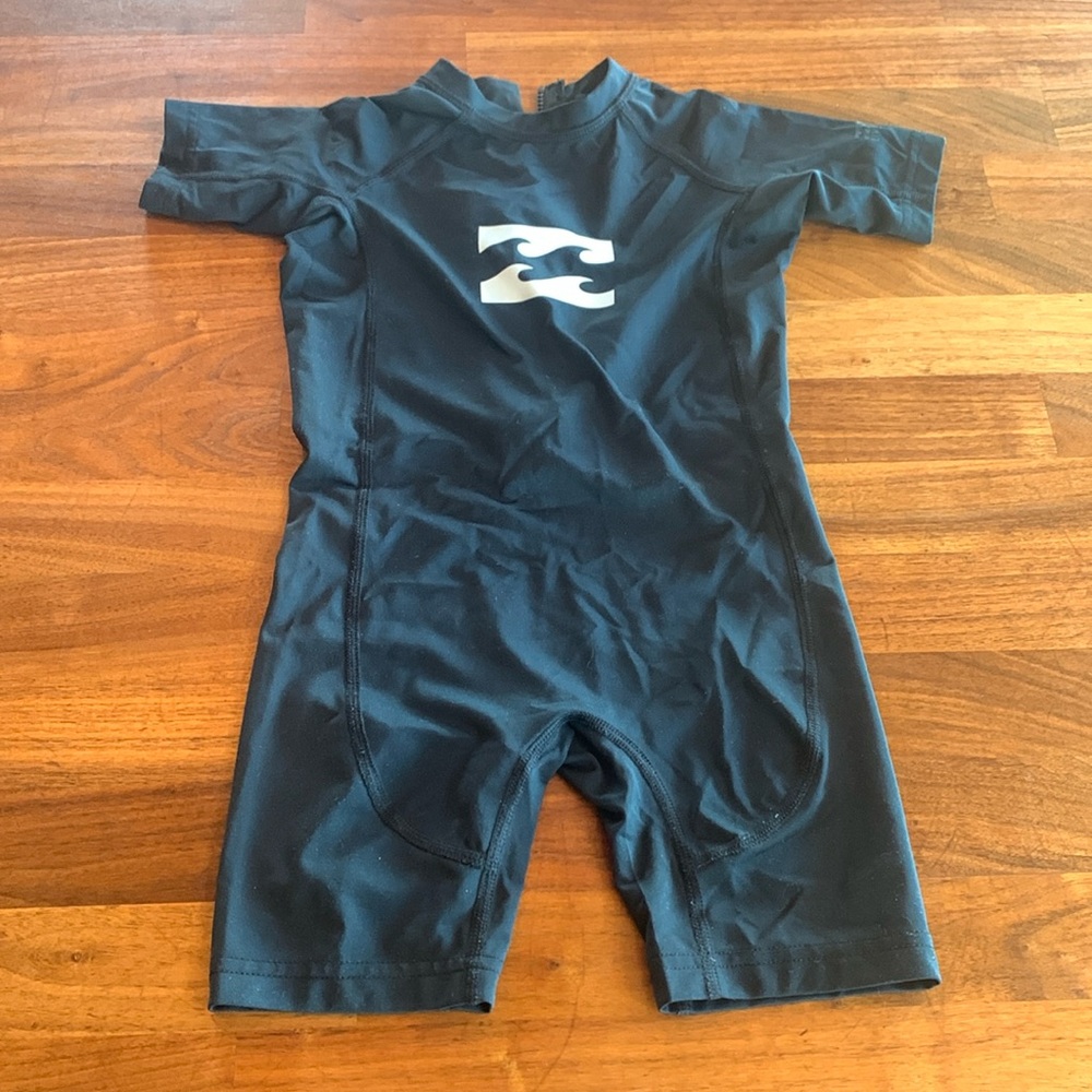 Billabong toddler shorty rashguard 1pc rash guard wetsuit
XS 3T